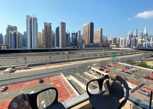 Modern Suite In A Vibrant Area With Skyline Views Dubai