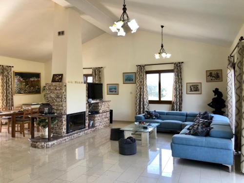 Androniki Luxury Villa Sea Views Pool BBQ WiFi A/C in 네오코리오 Androniki Luxury Villa Sea Views Pool BBQ WiFi A/C in 네오코리오