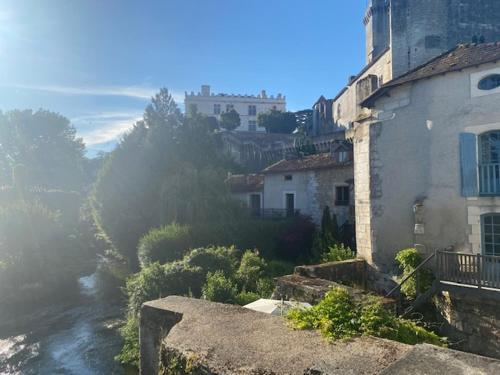 Widok z zewnątrz, La maison du vieux pont in Brantome Widok z zewnątrz, La maison du vieux pont in Brantome