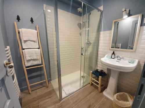 Bathroom, Demeures de Campagne - Les Appartements du Domaine de Maffliers in Viarmes Bathroom, Demeures de Campagne - Les Appartements du Domaine de Maffliers in Viarmes