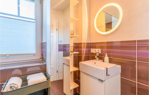Bathroom, Awesome apartment in Langenhorn with 1 Bedrooms and WiFi in Langenhorn (Schleswig-Holstein) Bathroom, Awesome apartment in Langenhorn with 1 Bedrooms and WiFi in Langenhorn (Schleswig-Holstein)