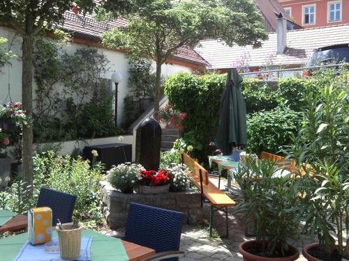 Garden, Hotel-Restaurant Goldenes Lamm in Dinkelsbuhl Garden, Hotel-Restaurant Goldenes Lamm in Dinkelsbuhl