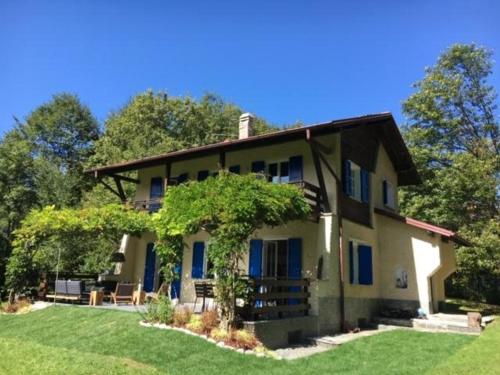 Entrance, Lovely Villa with huge Garden surrounded by Nature in Civenna Entrance, Lovely Villa with huge Garden surrounded by Nature in Civenna