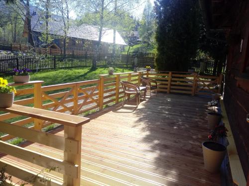 Erkély/terasz, Góralska Czarcia Chata pod Jałowcem (Goralska Czarcia Chata pod Jalowcem) in Stryszawa Erkély/terasz, Góralska Czarcia Chata pod Jałowcem (Goralska Czarcia Chata pod Jalowcem) in Stryszawa