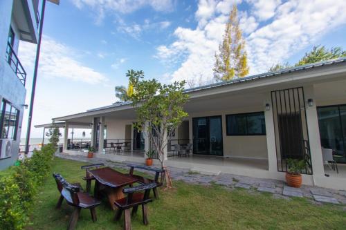 Aownoi Bay Resort in Prachuap Khiri Khan City Center Aownoi Bay Resort in Prachuap Khiri Khan City Center