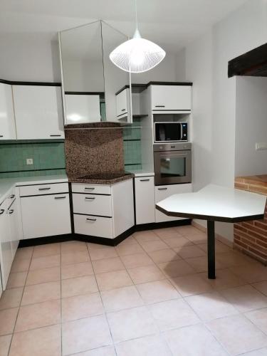 keuken, CAHORS SUD : Maison quercynoise avec vue sur place du village in Castelnau-Montratier keuken, CAHORS SUD : Maison quercynoise avec vue sur place du village in Castelnau-Montratier