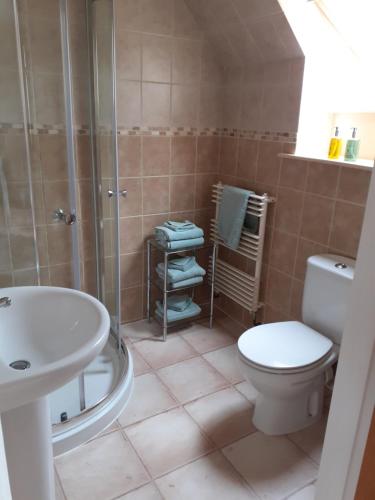 Bathroom, Trien Lodge in Carbost Bathroom, Trien Lodge in Carbost