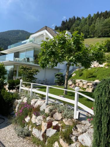 Kert, Weisse Villa am Millstätter See (Weisse Villa am Millstatter See) in Millstatt Kert, Weisse Villa am Millstätter See (Weisse Villa am Millstatter See) in Millstatt