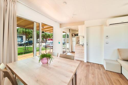 ระเบียง/ชานเรือน, Camping Stella Maris Mobile Homes in มอนเตรอล ระเบียง/ชานเรือน, Camping Stella Maris Mobile Homes in มอนเตรอล