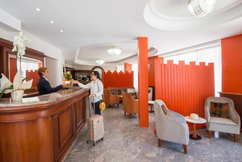 Vestíbulo, Hotel Olympia in Beausoleil Vestíbulo, Hotel Olympia in Beausoleil