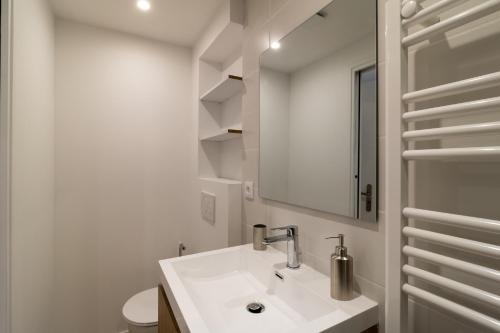 Bathroom, Self Checkin Automatique - 9 min Disney - LE ZEN - COSYRENTING in Villeneuve-le-Comte Bathroom, Self Checkin Automatique - 9 min Disney - LE ZEN - COSYRENTING in Villeneuve-le-Comte