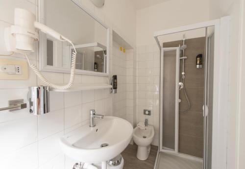 Fürdőszoba, Hotel Primo in Riva Del Garda Fürdőszoba, Hotel Primo in Riva Del Garda