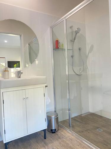 Zuhanyzó, La Dolce Vita in Beechmont Zuhanyzó, La Dolce Vita in Beechmont