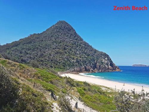 Adriana 3 unit with a backyard in Shoal Bay Adriana 3 unit with a backyard in Shoal Bay