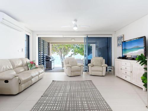 Kooyonga 1 waterfront panoramic views and aircon in Port Stephens Kooyonga 1 waterfront panoramic views and aircon in Port Stephens