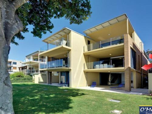 Kooyonga 1 waterfront panoramic views and aircon in Port Stephens Kooyonga 1 waterfront panoramic views and aircon in Port Stephens