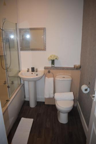 Bathroom, Kelpies Serviced Apartments McDonald- 2 Bedrooms in Falkirk Bathroom, Kelpies Serviced Apartments McDonald- 2 Bedrooms in Falkirk