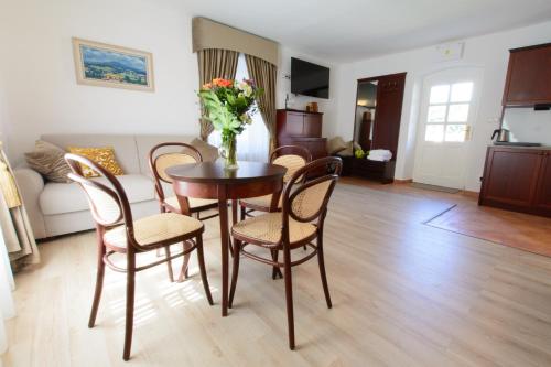 Lovecký zámek Karlštejn (Lovecky zamek Karlstejn) in สวราทัช Lovecký zámek Karlštejn (Lovecky zamek Karlstejn) in สวราทัช