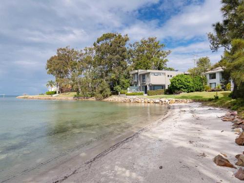 Pelican Sands 3 stunning waterfront unit with magical water views and air conditioning in Porto Stephens Pelican Sands 3 stunning waterfront unit with magical water views and air conditioning in Porto Stephens