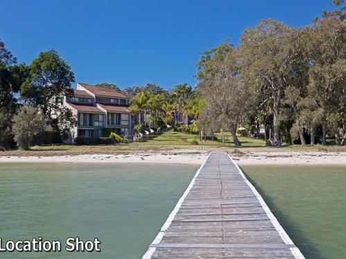 Pelican Sands 3 stunning waterfront unit with magical water views and air conditioning in Porto Stephens Pelican Sands 3 stunning waterfront unit with magical water views and air conditioning in Porto Stephens