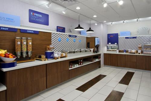 餐飲選擇, 智選假日套房酒店 - 哥倫布北 (Holiday Inn Express & Suites Columbus North) in 貝克 (MS) 餐飲選擇, 智選假日套房酒店 - 哥倫布北 (Holiday Inn Express & Suites Columbus North) in 貝克 (MS)