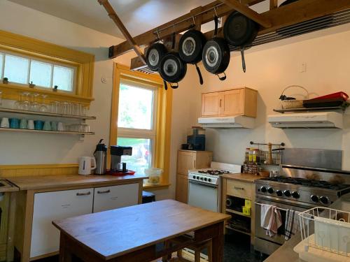 Kitchen, Auberge Internationale de Riviere-du-Loup in Riviere-Du-Loup (QC) Kitchen, Auberge Internationale de Riviere-du-Loup in Riviere-Du-Loup (QC)