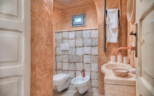 Bathroom, Casa Vinci by Typney in Locorotondo Town Center Bathroom, Casa Vinci by Typney in Locorotondo Town Center