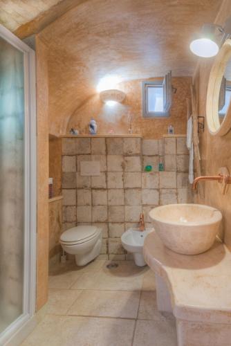 Bathroom, Casa Vinci by Typney in Locorotondo Town Center Bathroom, Casa Vinci by Typney in Locorotondo Town Center