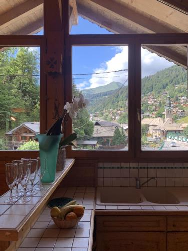 Kitchen, Chalet l'Atelier in Morzine Kitchen, Chalet l'Atelier in Morzine
