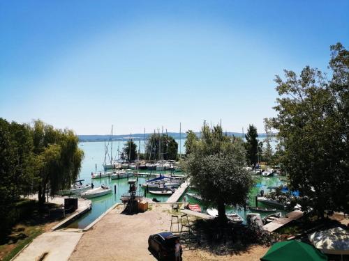 ชายหาด, Tihany Yacht Club in ทิฮานี่ ชายหาด, Tihany Yacht Club in ทิฮานี่