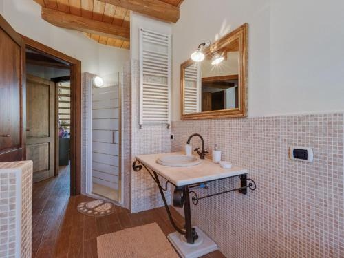 Bathroom, Villa in Piandimeleto with hot tub mid May end Sept in Piandimeleto Bathroom, Villa in Piandimeleto with hot tub mid May end Sept in Piandimeleto