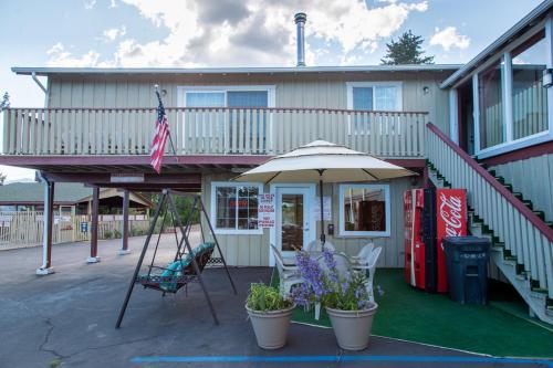 Entrance, Swiss Holiday Lodge in Mount Shasta (CA) Entrance, Swiss Holiday Lodge in Mount Shasta (CA)