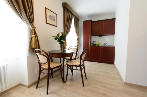 Lovecký zámek Karlštejn (Lovecky zamek Karlstejn) in สวราทัช Lovecký zámek Karlštejn (Lovecky zamek Karlstejn) in สวราทัช