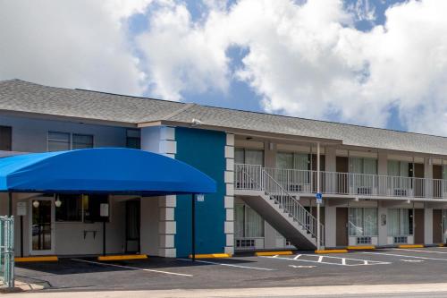 Entrance, Days Inn by Wyndham Apopka/Orlando in Apopka Entrance, Days Inn by Wyndham Apopka/Orlando in Apopka