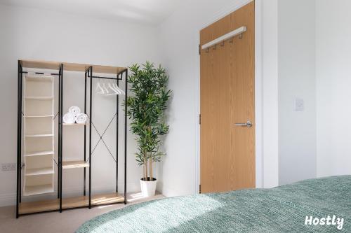 Albatross House - Comfy Home with Parking