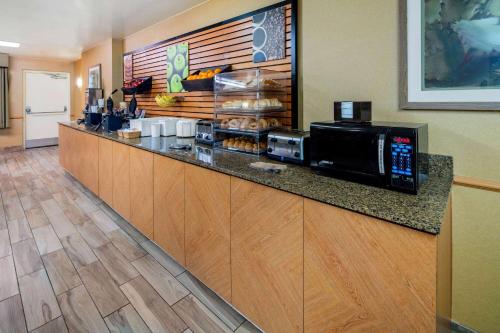 Food and beverages, La Quinta Inn & Suites by Wyndham Irvine Spectrum in Irvine (CA) Food and beverages, La Quinta Inn & Suites by Wyndham Irvine Spectrum in Irvine (CA)