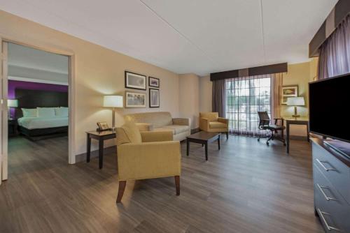 Palvelut, La Quinta Inn by Wyndham Miami Airport North in Miami Palvelut, La Quinta Inn by Wyndham Miami Airport North in Miami