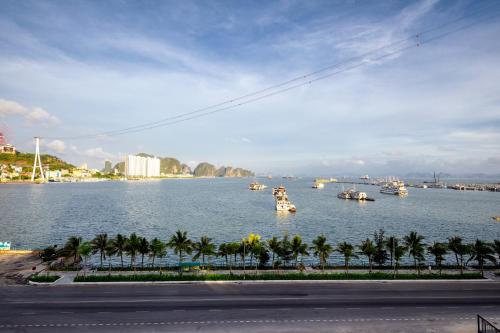 Muong Thanh Grand Bai Chay near Dragon Park Muong Thanh Grand Bai Chay near Dragon Park