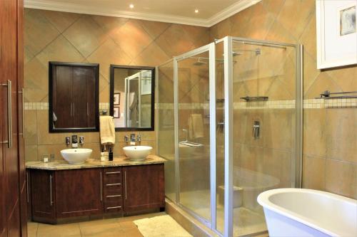 Bathroom, Karee & Wild Olive Guest Lodge in Magaliesburg Bathroom, Karee & Wild Olive Guest Lodge in Magaliesburg