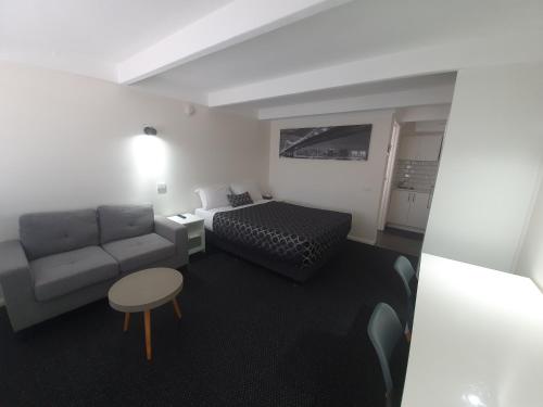 Charles Sturt Motor Inn in West Wyalong Charles Sturt Motor Inn in West Wyalong