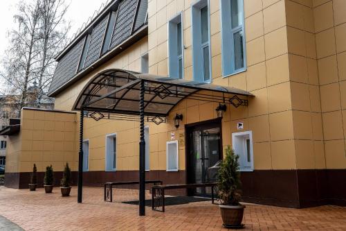 Entrance, Nikitin Hotel in Yoshkar Ola Entrance, Nikitin Hotel in Yoshkar Ola