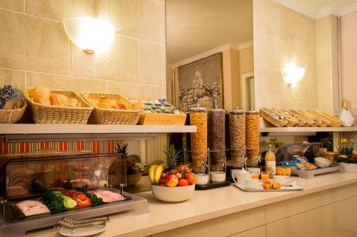 Étterem, Eden Montmartre near Basilique du Sacre-Coeur de Montmartre Étterem, Eden Montmartre near Basilique du Sacre-Coeur de Montmartre