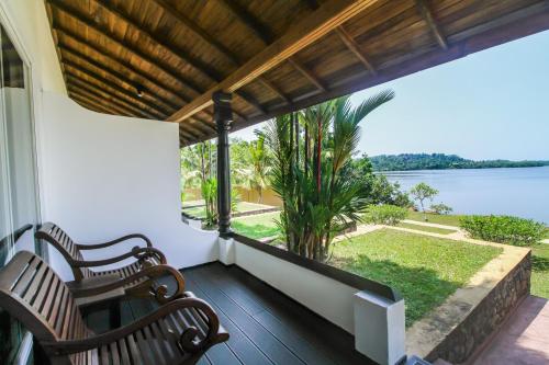 Балкон, Kalla Bongo Lake Resort in Хіккадува Балкон, Kalla Bongo Lake Resort in Хіккадува