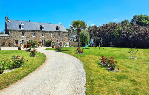 Vista exterior, Awesome apartment in Roz-Landrieux with 2 Bedrooms and WiFi in Dol-de-Bretagne Vista exterior, Awesome apartment in Roz-Landrieux with 2 Bedrooms and WiFi in Dol-de-Bretagne