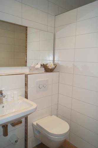 Bathroom, Bio-Weingut, Gastehaus und Krauterhof in Flomborn Bathroom, Bio-Weingut, Gastehaus und Krauterhof in Flomborn