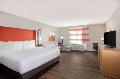 La Quinta Inn & Suites by Wyndham Madera in Madera La Quinta Inn & Suites by Wyndham Madera in Madera