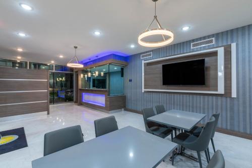 Vestíbulo, Days Inn & Suites by Wyndham Downtown/University of Houston in Houston City Center Vestíbulo, Days Inn & Suites by Wyndham Downtown/University of Houston in Houston City Center