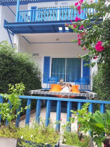 Blue sky Koh larn Resort near Tawaen beach Blue sky Koh larn Resort near Tawaen beach