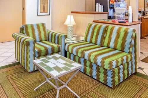 Előcsarnok, La Quinta Inn by Wyndham Milwaukee Airport / Oak Creek in Oak Creek Előcsarnok, La Quinta Inn by Wyndham Milwaukee Airport / Oak Creek in Oak Creek