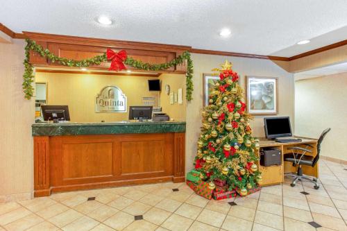 Előcsarnok, La Quinta Inn by Wyndham Milwaukee Airport / Oak Creek in Oak Creek Előcsarnok, La Quinta Inn by Wyndham Milwaukee Airport / Oak Creek in Oak Creek